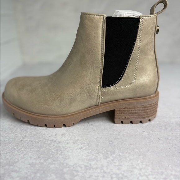 2for30💥‼️Seven Billie Chelsea Boot Gold Metallic Chunky Lug-Sole Size 8‎ - Picture 1 of 10